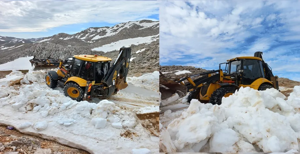 Antalya Büyükşehir Belediyesi Akseki’de  kar kaplı yolları açtı