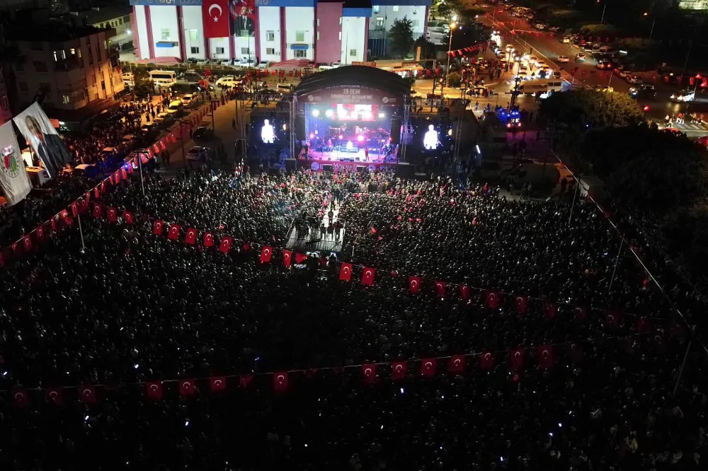 Kepez’in ilk Cumhuriyet Bayramı konserinde Koray Avcı Rüzgarı