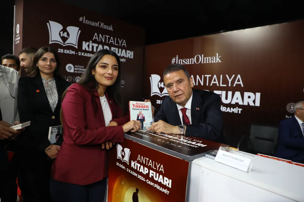 Başkan Muhittin Böcek kitap fuarında okurlarıyla buluştu 