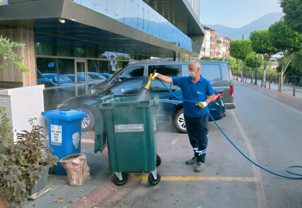 Antalya Büyükşehir’in sinek timleri Alanya sokaklarında 