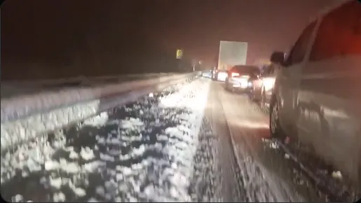 Ankara-İstanbul yolu üzerinde şiddetli kar yağışı ve kazalar nedeniyle trafik akışı durdu