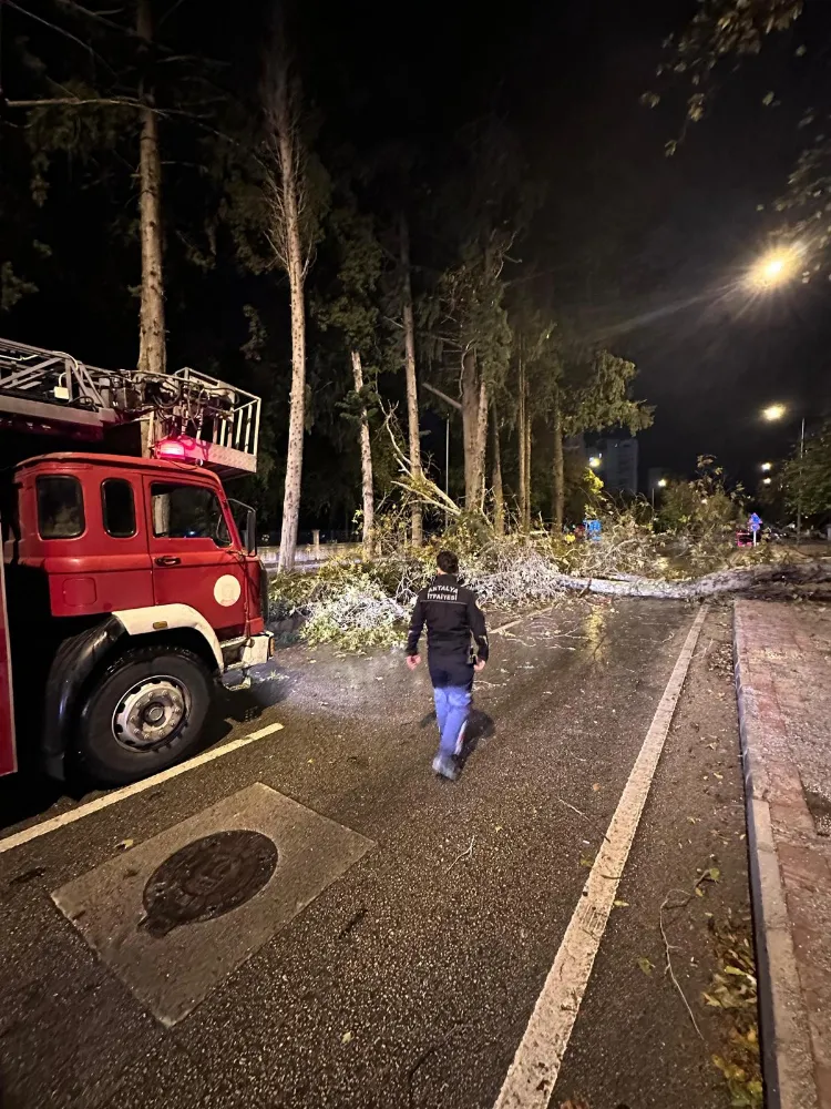 Antalya’da fırtına mesaisi