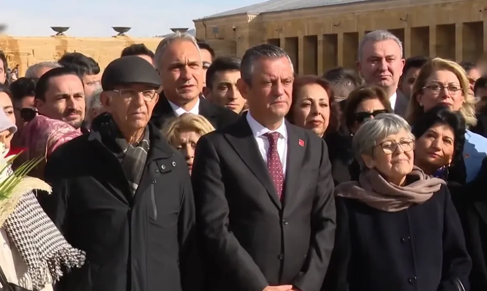 Özgür Özel, Öğretmenler Günü’nde ailesi ve öğretmenleriyle Anıtkabir’de.