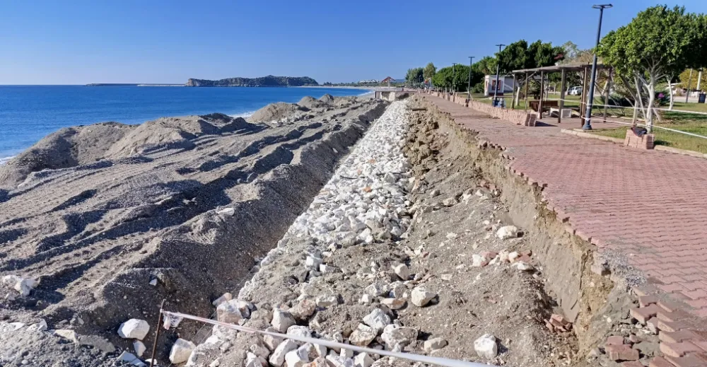 Antalya Büyükşehir’den Demre sahilinde istinat duvarı çalışması