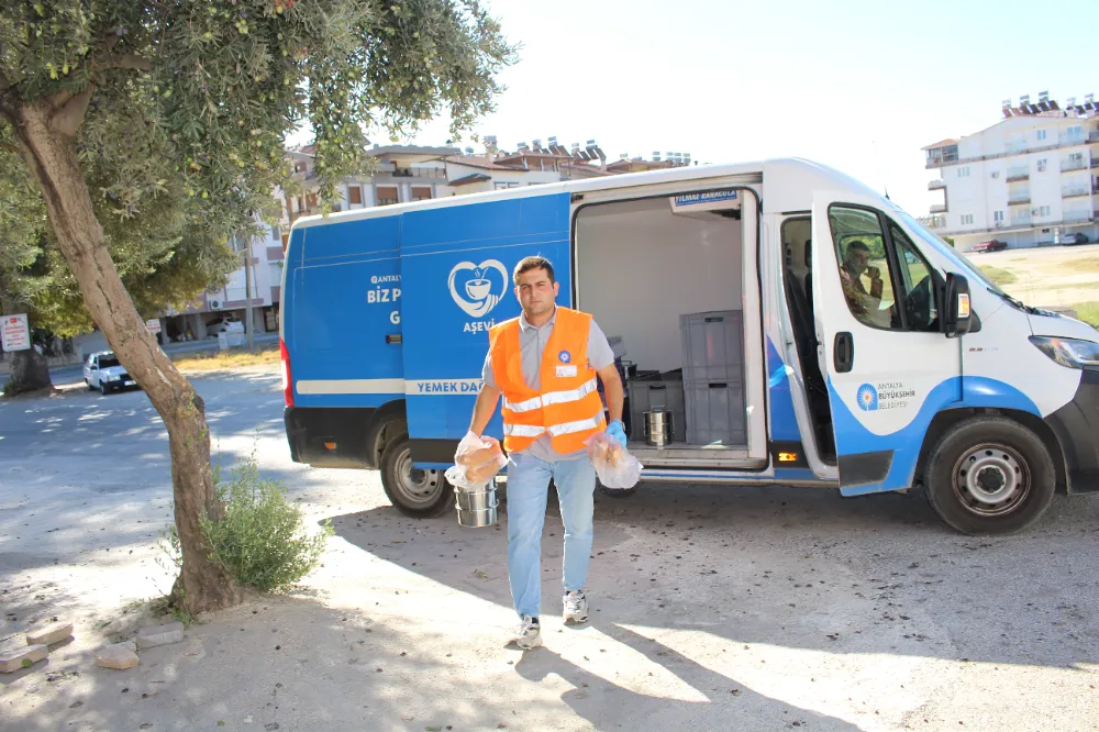 Manavgat Aşevi ihtiyaç sahiplerinin yanında 