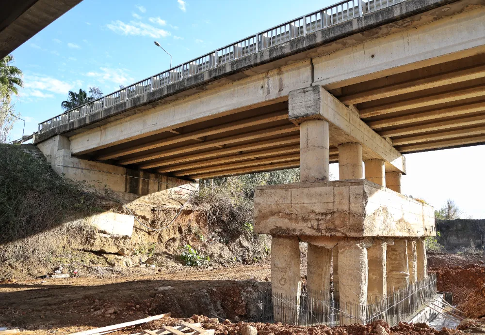 Büyükşehir Aksu Çayı köprüsünün ayağını güçlendiriyor