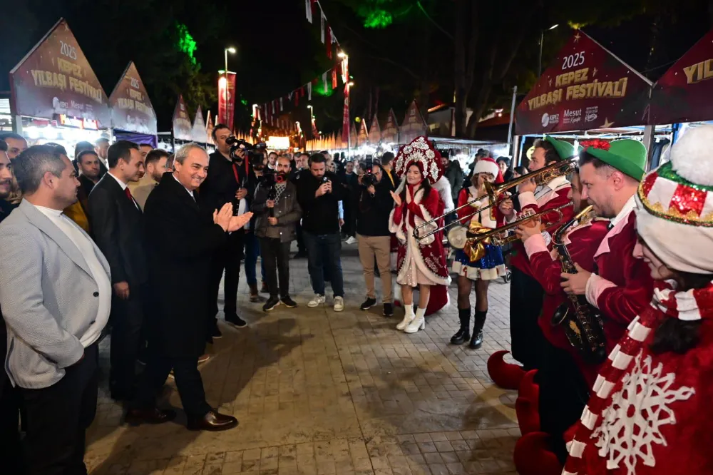 Kocagöz, Kepez’in  Yılbaşı Festivali’ni gezdi