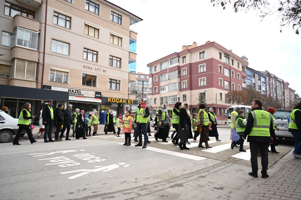 KONYA BÜYÜKŞEHİR ÖĞRENCİLERİN OKULA GÜVENLE GİTMESİ İÇİN “YAYABÜS” PROJESİNİ BAŞLATTI