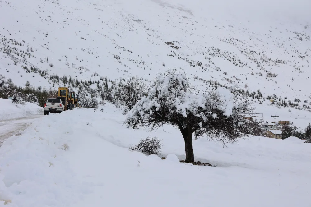 Elmalı Ovacık’ın iki gündür kapalı olan yolu açıldı