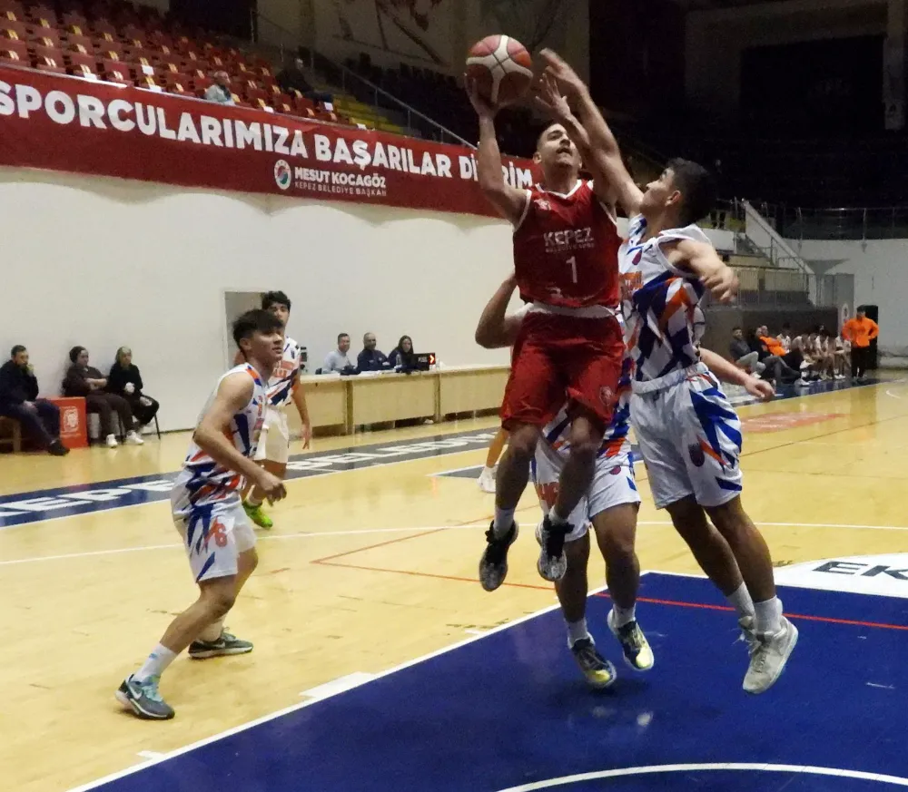  Kepez’in U18 Erkek Basketbol Takımı, evinde karşılaştığı Antalya Basketbol Akademi’yi 55-51 yendi.