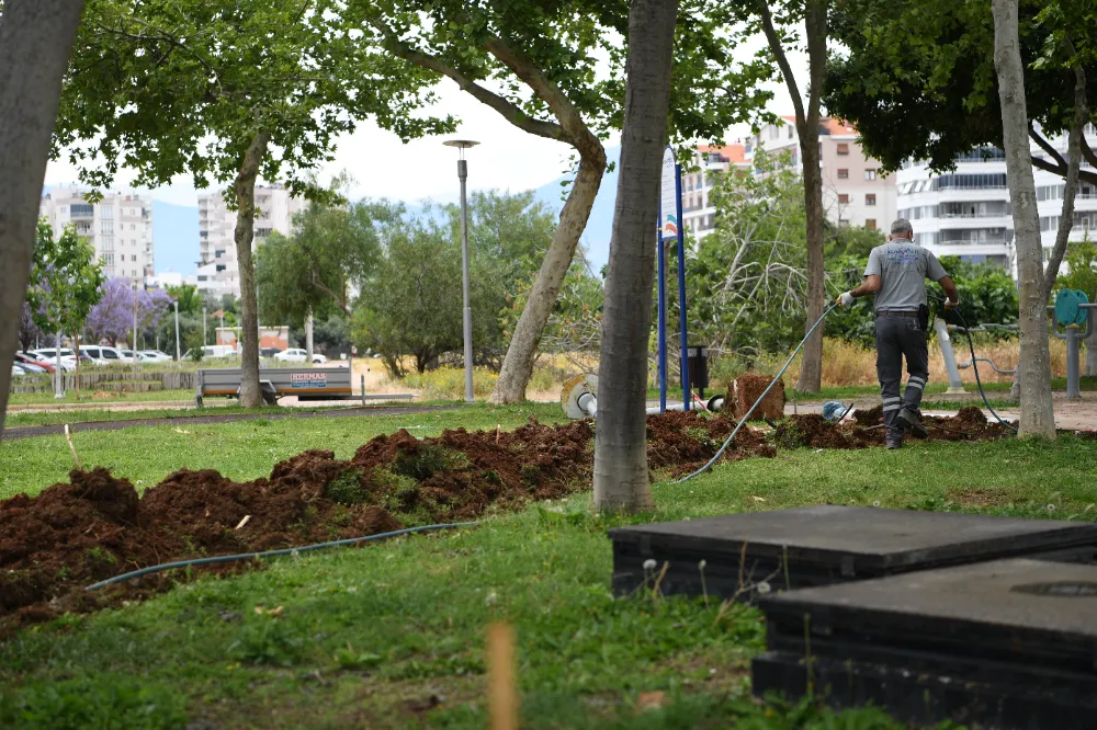 KONYAALTI’NDA PARKLAR AYDINLANMAYA BAŞLADI 