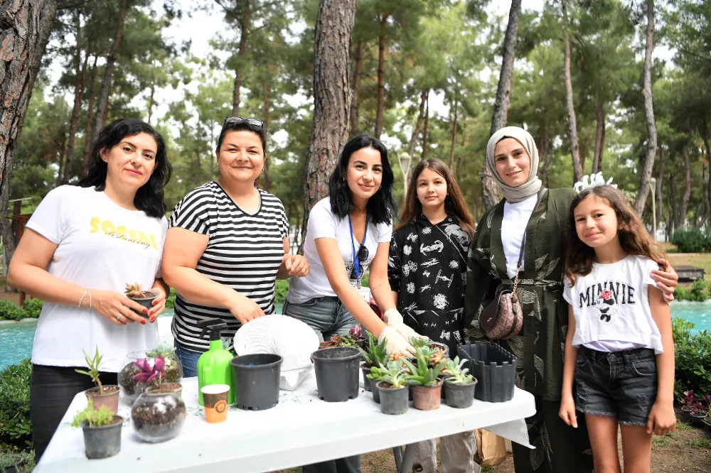 HAYATPARK’TA ANNELERİ İÇİN ÇİÇEK TASARLADILAR 