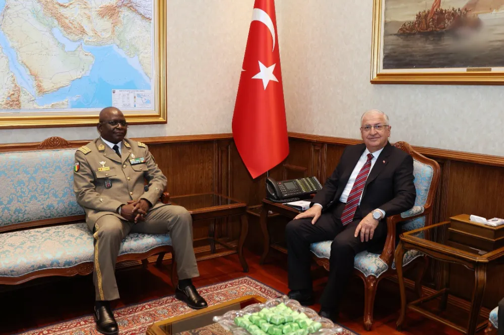 Milli Savunma Bakanı Güler, Mali Kara Kuvvetleri Komutanı Tuğgeneral Samake