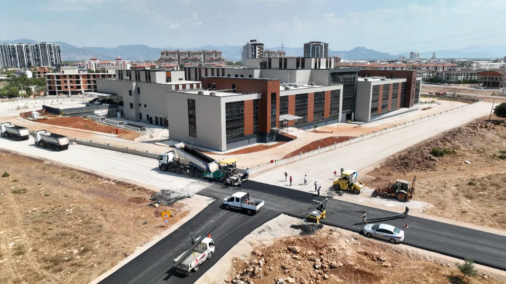 Antalya   Büyükşehir’den Döşemealtı Devlet Hastanesi yoluna sıcak asfalt 