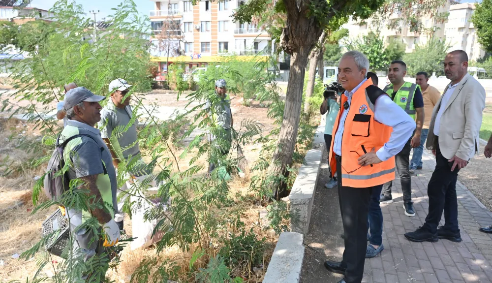 Kocagöz, sahaya çıkarak çalışmaları yerinde inceliyor