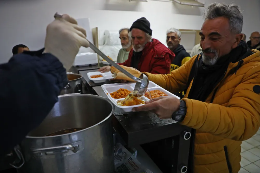 Sokakta kalan evsizleri Antalya Büyükşehir kucakladı