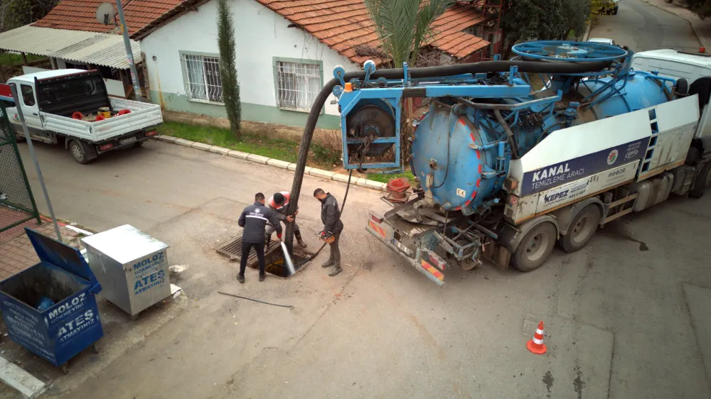 Kepez’de mazgal temizliğiyle su taşkınlarının önüne geçiliyor