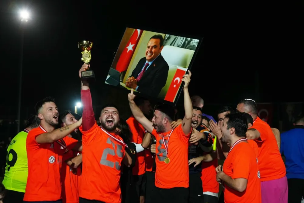 ŞAMPİYON MAHALLEYE KUPASINI BAŞKAN KOTAN VERDİ