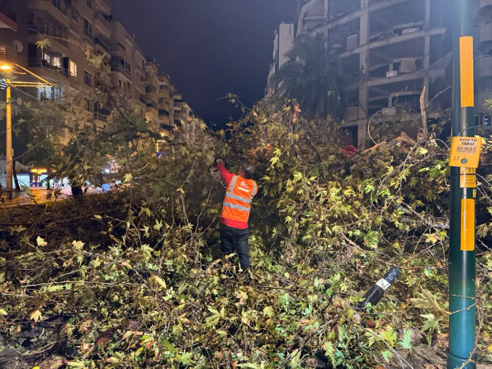 Büyükşehir ekipleri yağışın yarattığı olumsuzluklara hızla müdahale etti