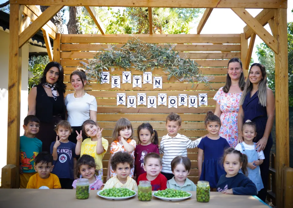 EKİPLERİN TOPLADIĞI ZEYTİNLERİ MİNİKLER İŞLEDİ