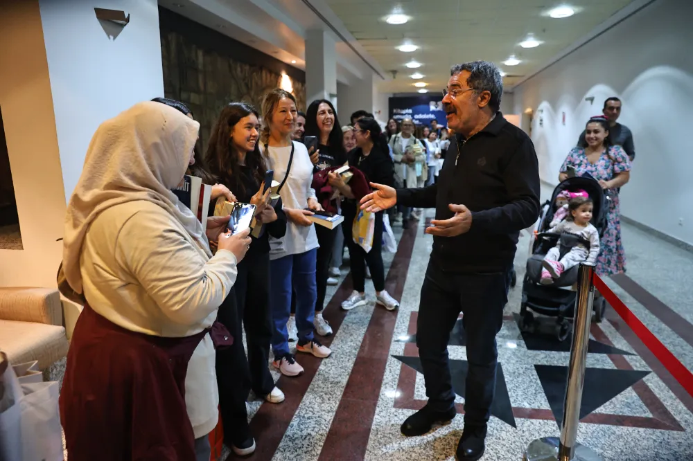 Ahmet Ümit Antalya Kitap Fuarı’nda okurlarıyla buluştu
