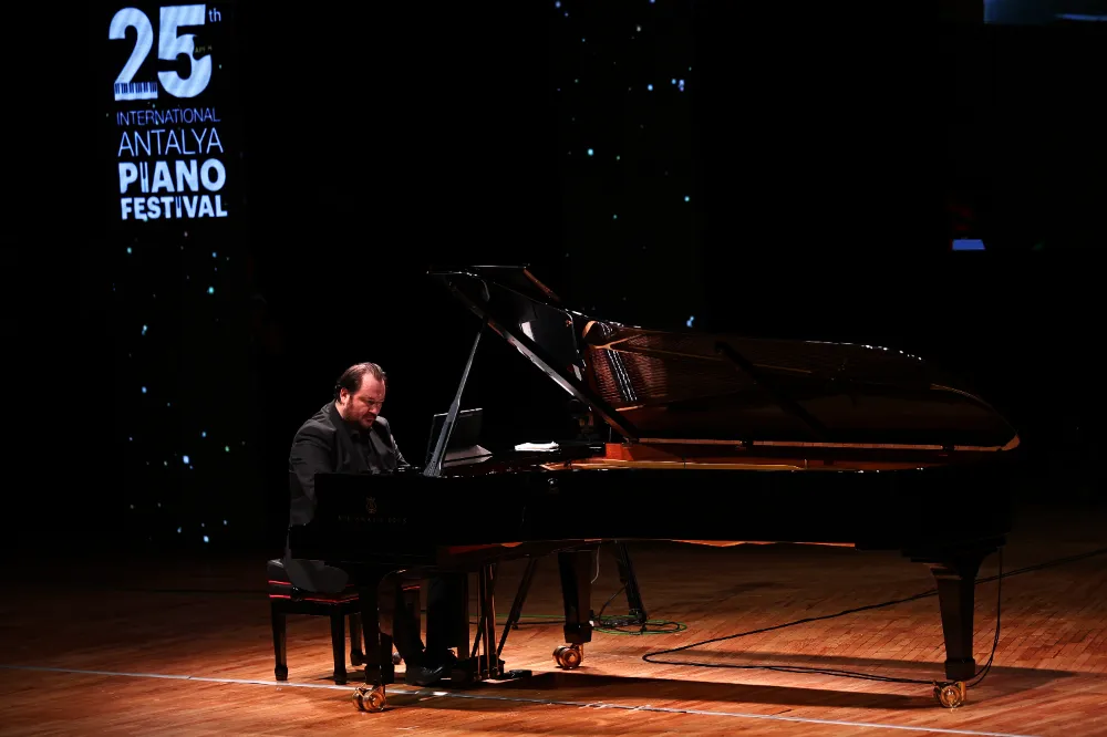 Gökhan Aybulus Antalyalıları büyüledi