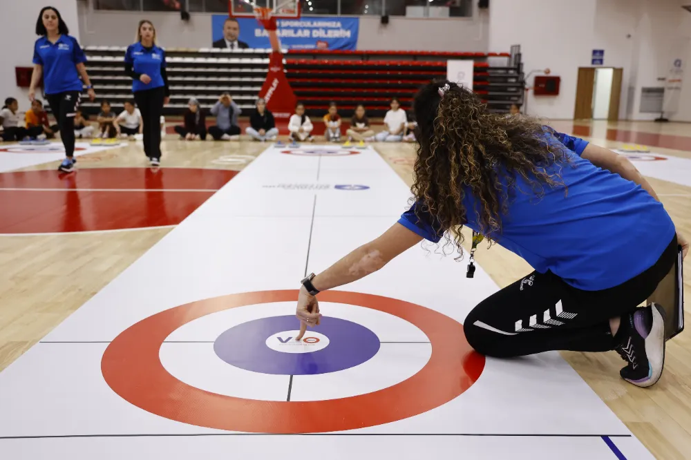 Büyükşehir kız çocuklarını floor curling sporu ile tanıştırdı