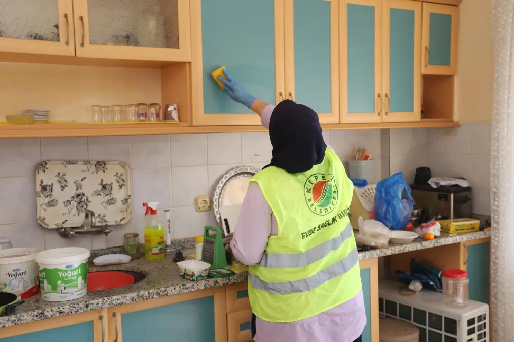 Kepez Belediyesi’nin şefkat eli Fatma teyzeye ulaştı