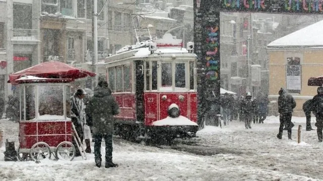 İstanbul Valiliği: Kar yağışının etkili olduğu 8 ilçede eğitime bir gün ara verildi