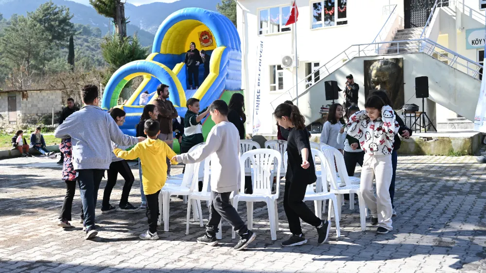 Finike Belediye Başkanı Mustafa Geyikçi’den Çocuklara Sürpriz