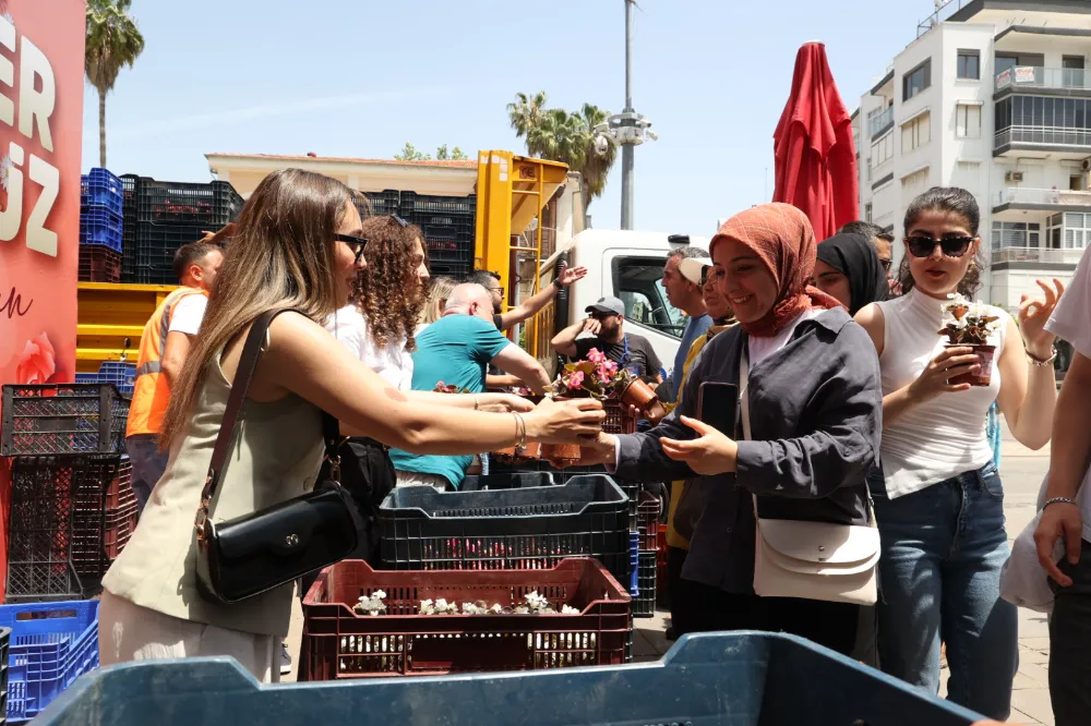 Antalya Büyükşehir’den ‘Annelere’ 25 bin çiçek 