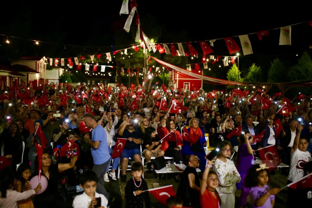 Kepez’de 19 Mayıs coşkusu: Gençlerden efsane sanatçılara saygı konseri