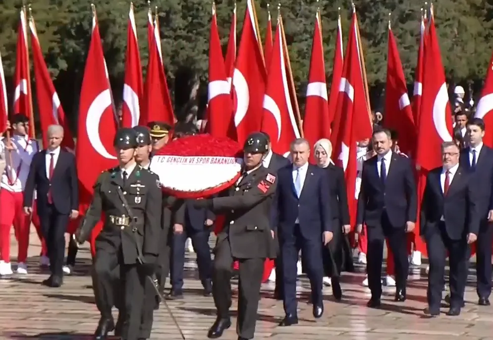 Gençlik ve Spor Bakanı Bak, beraberindeki gençlerle, Anıtkabir