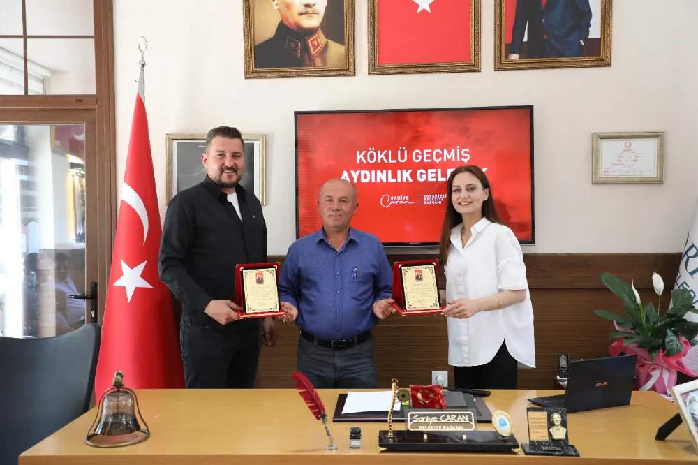 Muhtar Eyüp Çetmi’den Başkan Saniye Caran’a Teşekkür Plaketi