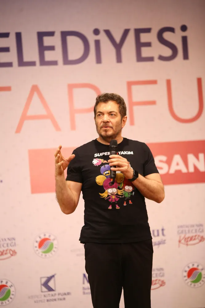 Varol Yaşaroğlu, Kepez Kitap Fuarı’nda okurlarıyla buluştu