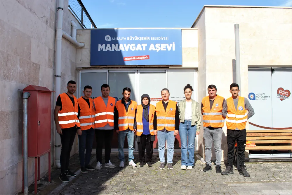   Büyükşehir Belediyesi Manavgat Aşevi   ihtiyaç sahiplerinin yanında olmaya devam ediyor
