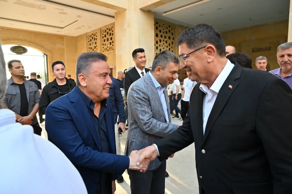Başkan Muhittin Böcek Antalya protokolü ve vatandaşla bayramlaştı