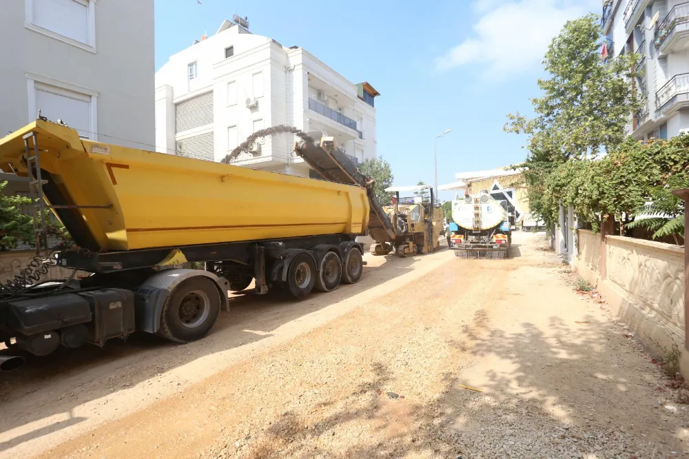 Yeni Emek Mahallesi’nde 5 sokakta yollar yenileniyor