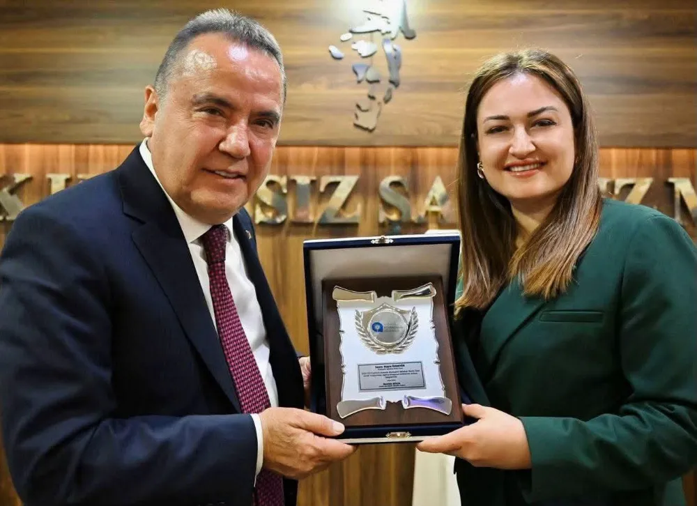 Başkan Böcek’ten Büşra Özdemir’e Destek Mesajı