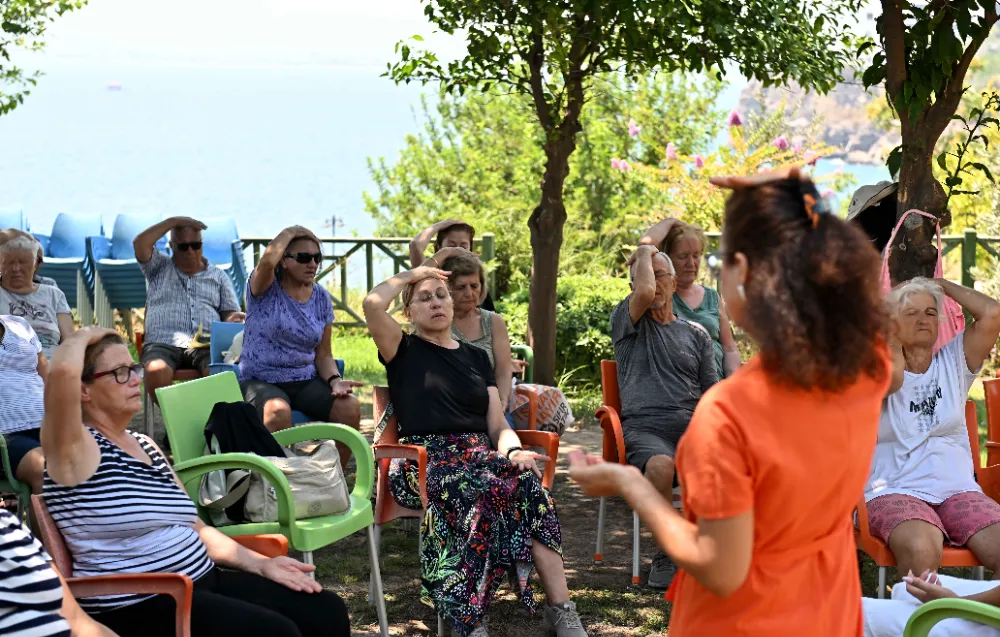 Yaşlı Evi’nde yoga ve meditasyon