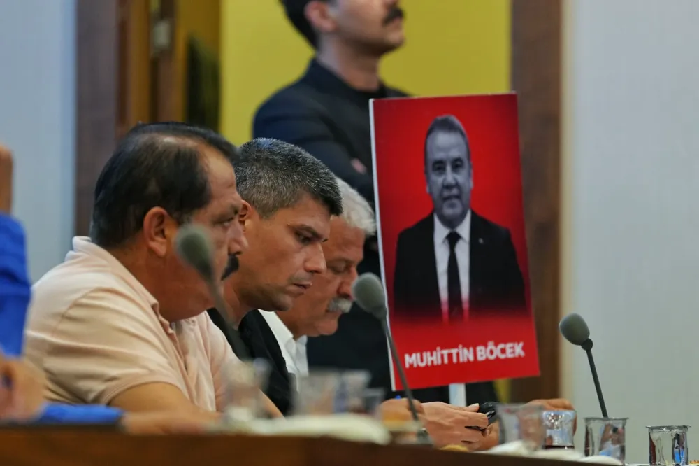 MUHİTTİN BÖCEK’TEN KONYAALTI MECLİSİ’NE ANLAMLI MESAJ