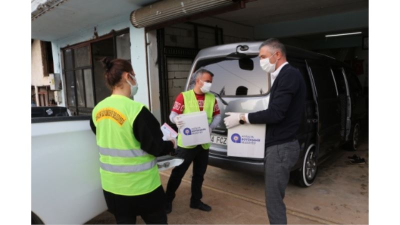 Antalya Büyükşehir Belediyesi karantinaya alınan mahalleye gıda yardımı yaptı