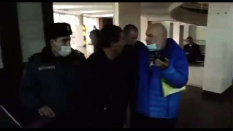 Ermenistan karıştı.  Göstericiler hükümet binasını bastı