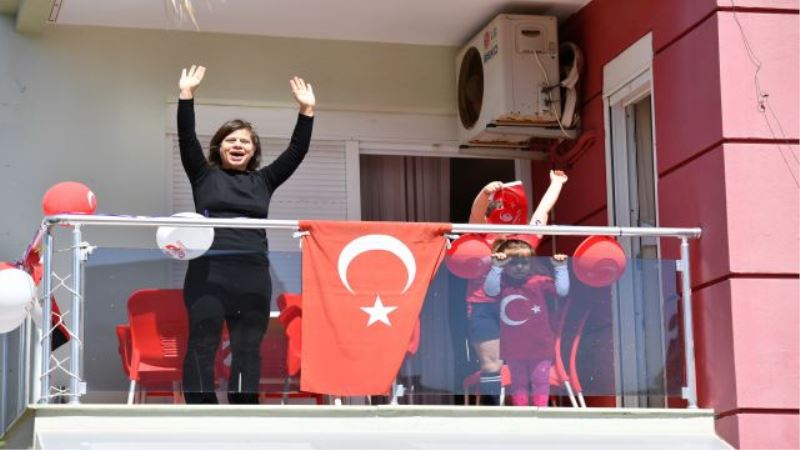 Konyaaltı’nda 23 Nisan coşkusu balkonlara taştı