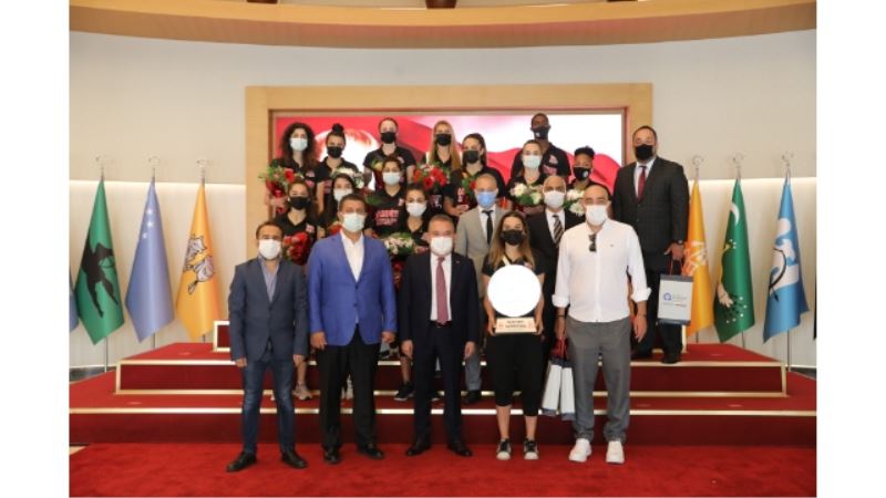 Şampiyon basketbolcular Başkan Böcek