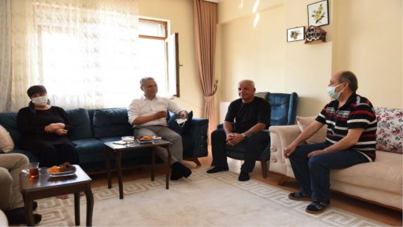 Belediye levhasını hurdacıya kaptırmayan İzci’yi ziyaret etti