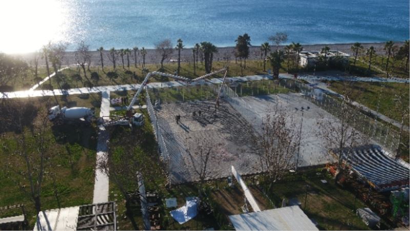 Konyaaltı Beach Park’taki tenis ve basketbol sahaları yenileniyor 