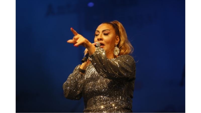 Işın Karaca’dan muhteşem konser