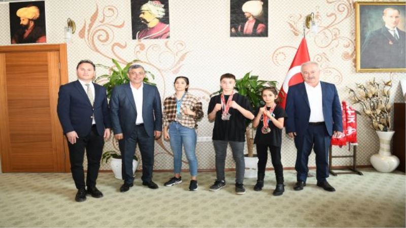 ŞAHİN’DEN BAŞARILI SPORCULARA ÖDÜL